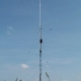 The erected mast with  the automatic matchbox for the delta loop and  a ground plane antenna for the upper bands